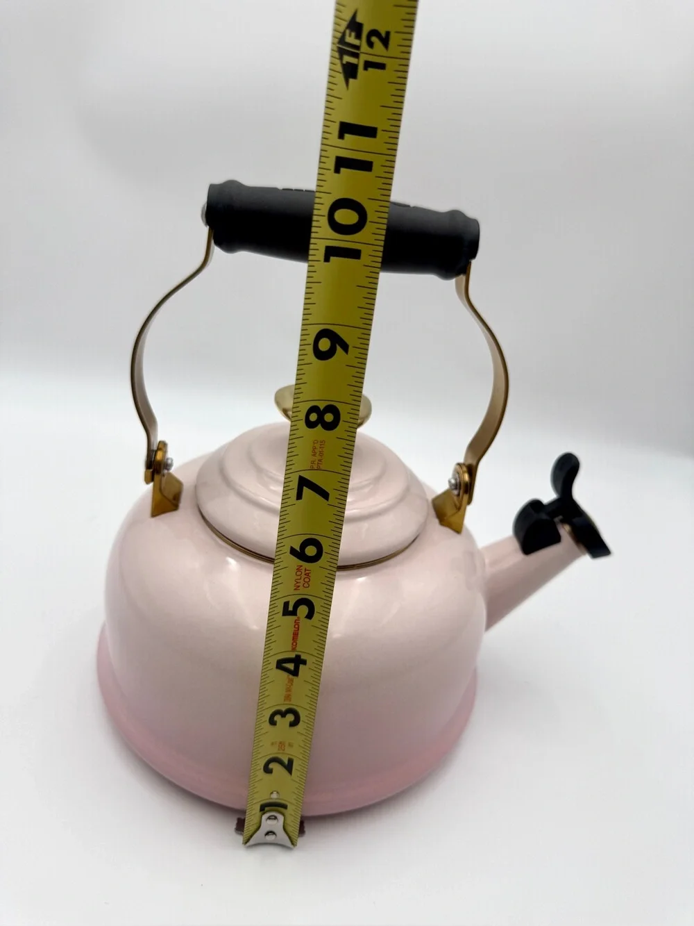 Le Creuset Classic Stovetop Kettle 1.7Qt - Shell Pink w/ Gold Trim & Heart Knob